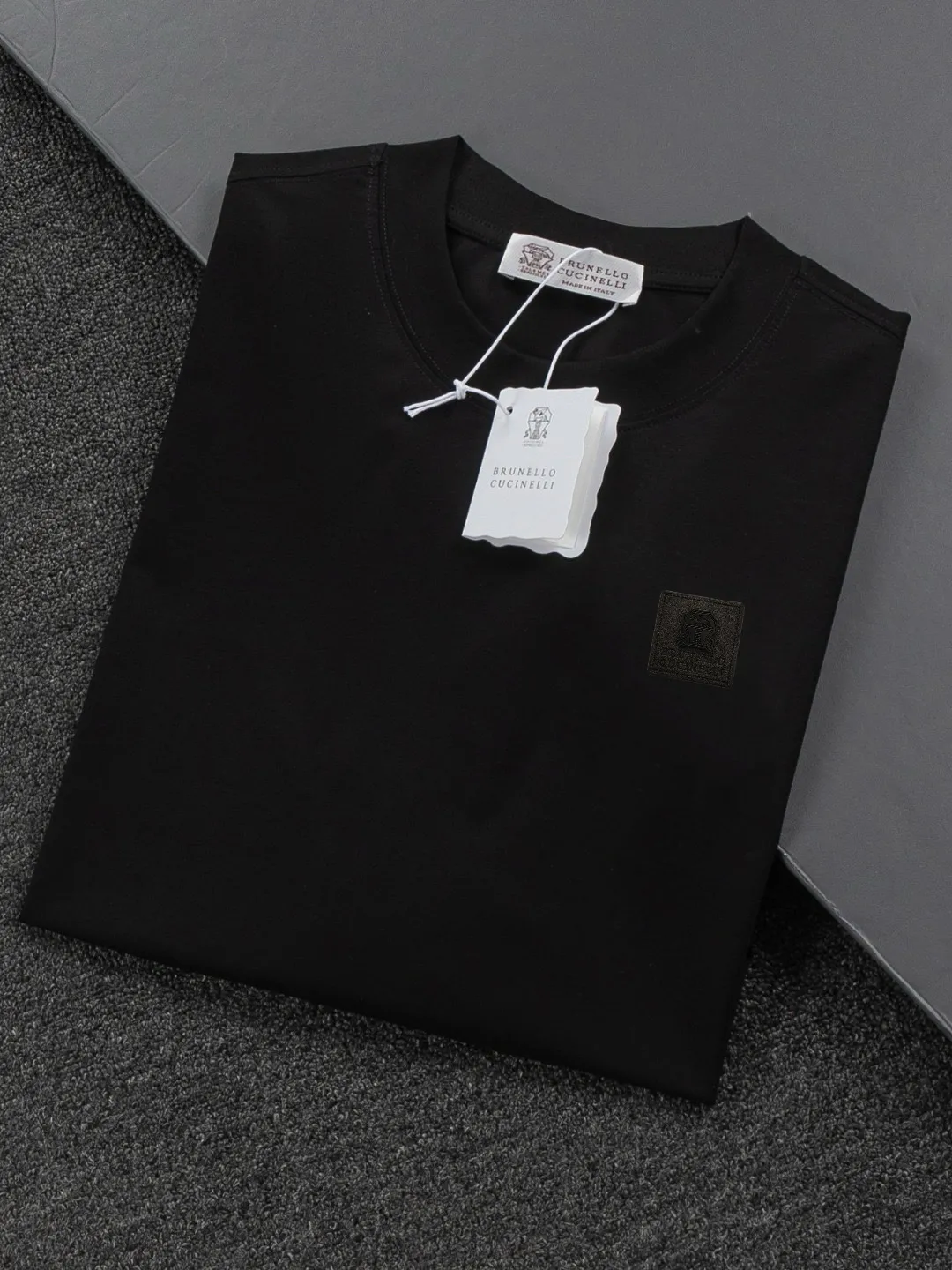 BRUNELLO CUCINELLI Brunello Cucinelli counter Same Style round neck short-sleeved T-shirt customized cotton fabric! Designed with brand logo leather tag! Strong three-dimensional effect! The overall highly breathable and soft texture is more prominent, and the full cotton texture induces extreme comfort. A must-have item for Premium people, complete with original accessories and accessories! Same Style for men and women! Color: Black White Size: S-xx L